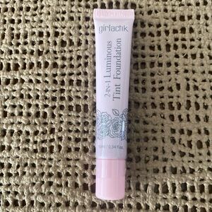 ❌SOLD❌Girlactik 2-in-1 Luminous Tint Foundation In F4 Medium